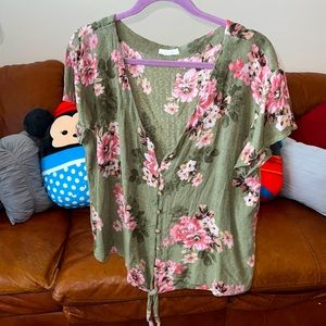 🍀5 x $15🍀 Maurice’s flower blouse Size Large